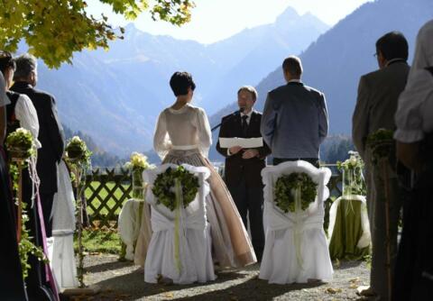 Trachtenhochzeit mit freier Trauung in den Bergen