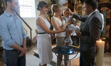 Markus Schäfler segnet ein Kind in einer freien Taufe