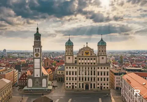 Trauerreden in Augsburg: Blick auf Rathaus und Perlachturm in Augsburg, im Hintergrund die Altstadt