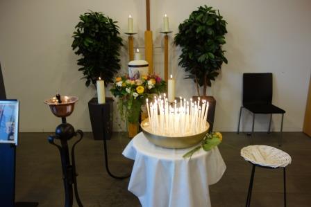 Mit einer Kerze kann jeder Trauergast ganz persönlich Abschied nehmen.